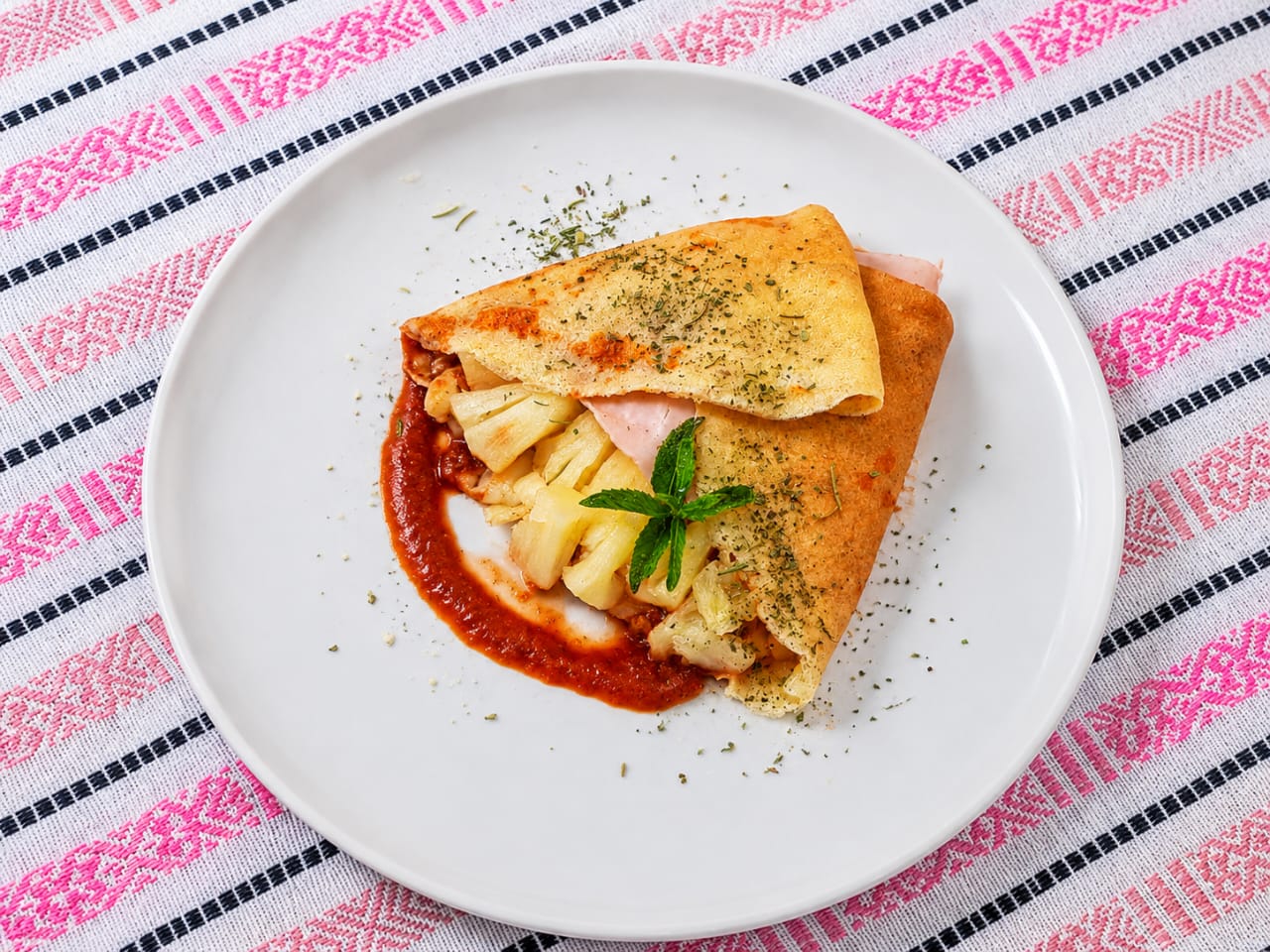 Crêpe Aloha Delight con jamón, piña y queso mozzarella