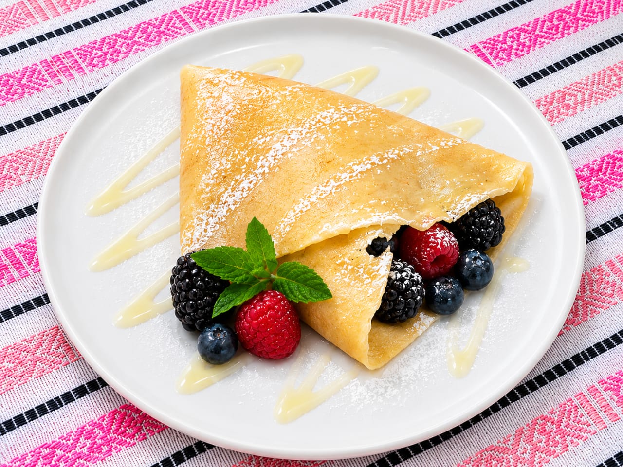 Crêpe Red Velvet Berry con frutos rojos y queso crema